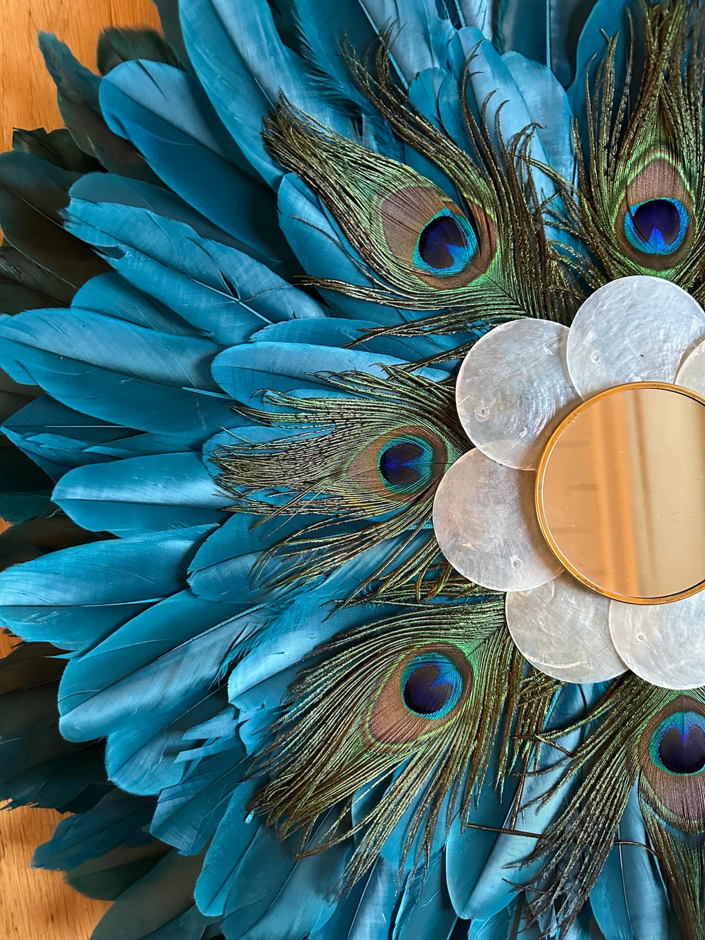 JUJU HAT Le NAQQÂRA – plumes de paon & miroir laiton – déco murale artisanale 65 ou 80 cm