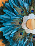 JUJU HAT Le NAQQÂRA – plumes de paon & miroir laiton – déco murale artisanale 65 ou 80 cm