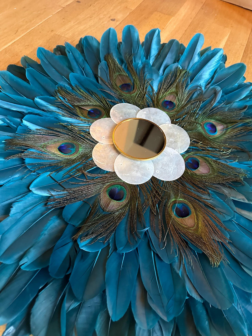 JUJU HAT Le NAQQÂRA – plumes de paon & miroir laiton – déco murale artisanale 65 ou 80 cm