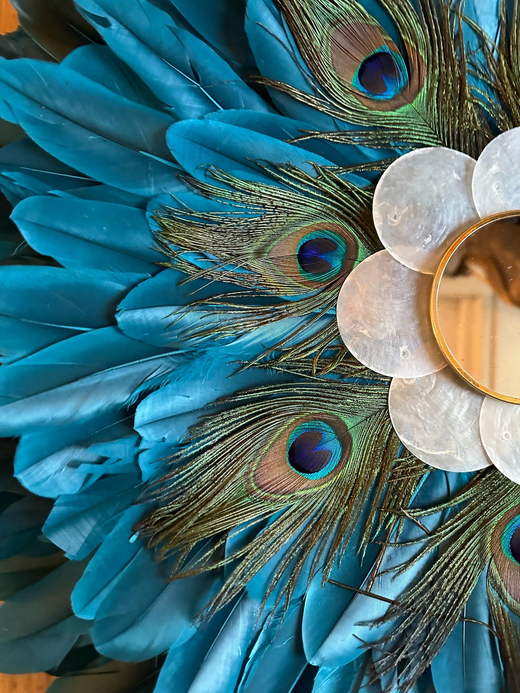 JUJU HAT Le NAQQÂRA – plumes de paon & miroir laiton – déco murale artisanale 65 ou 80 cm