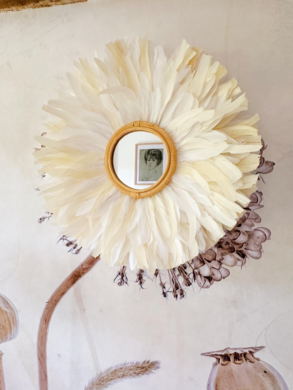 JUJUHAT IVORY BLOOM – miroir mural avec plumes blanches et cadre en rotin – déco bohème 63 cm