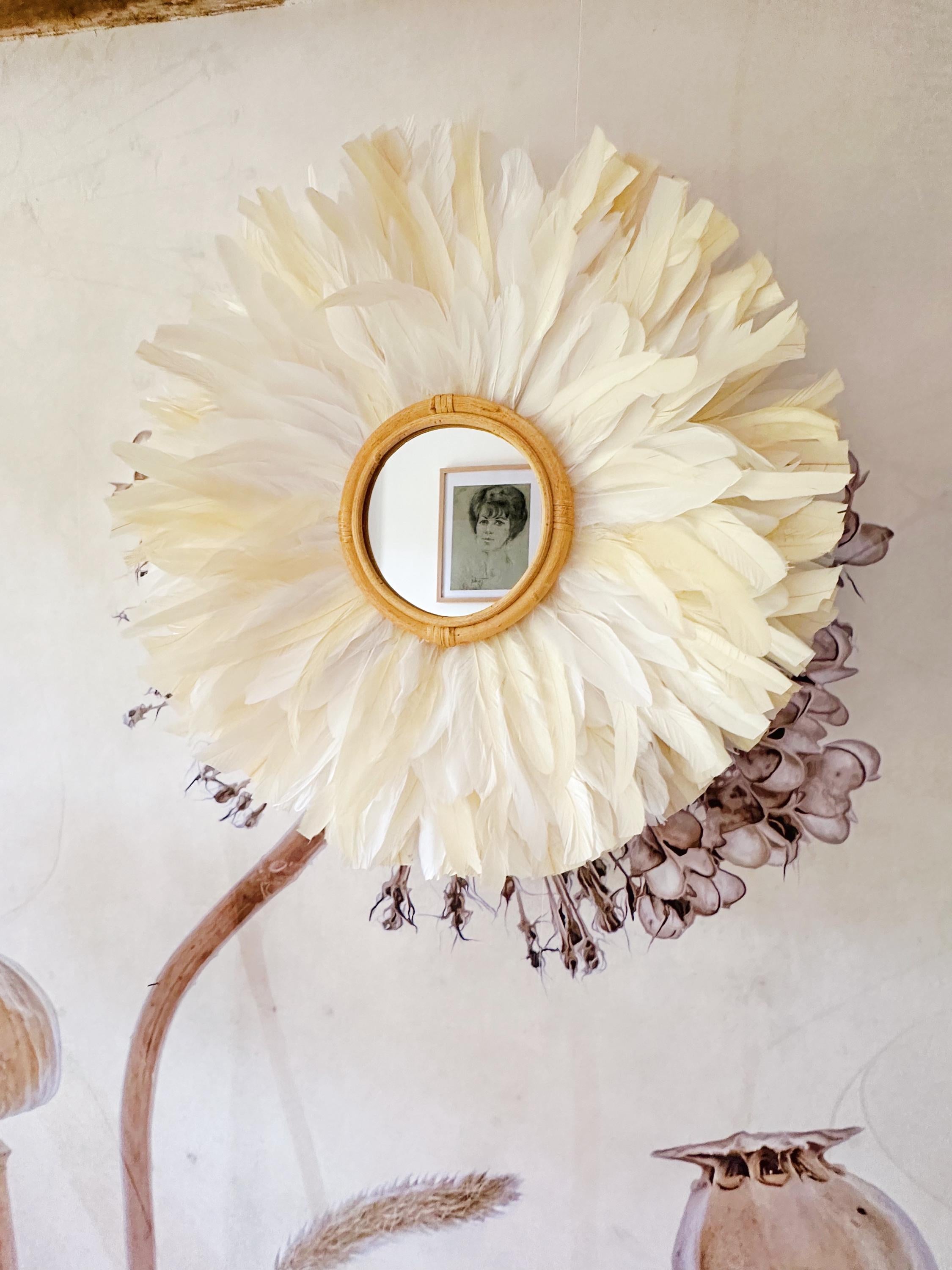 JUJUHAT IVORY BLOOM – miroir mural avec plumes blanches et cadre en rotin – déco bohème 63 cm