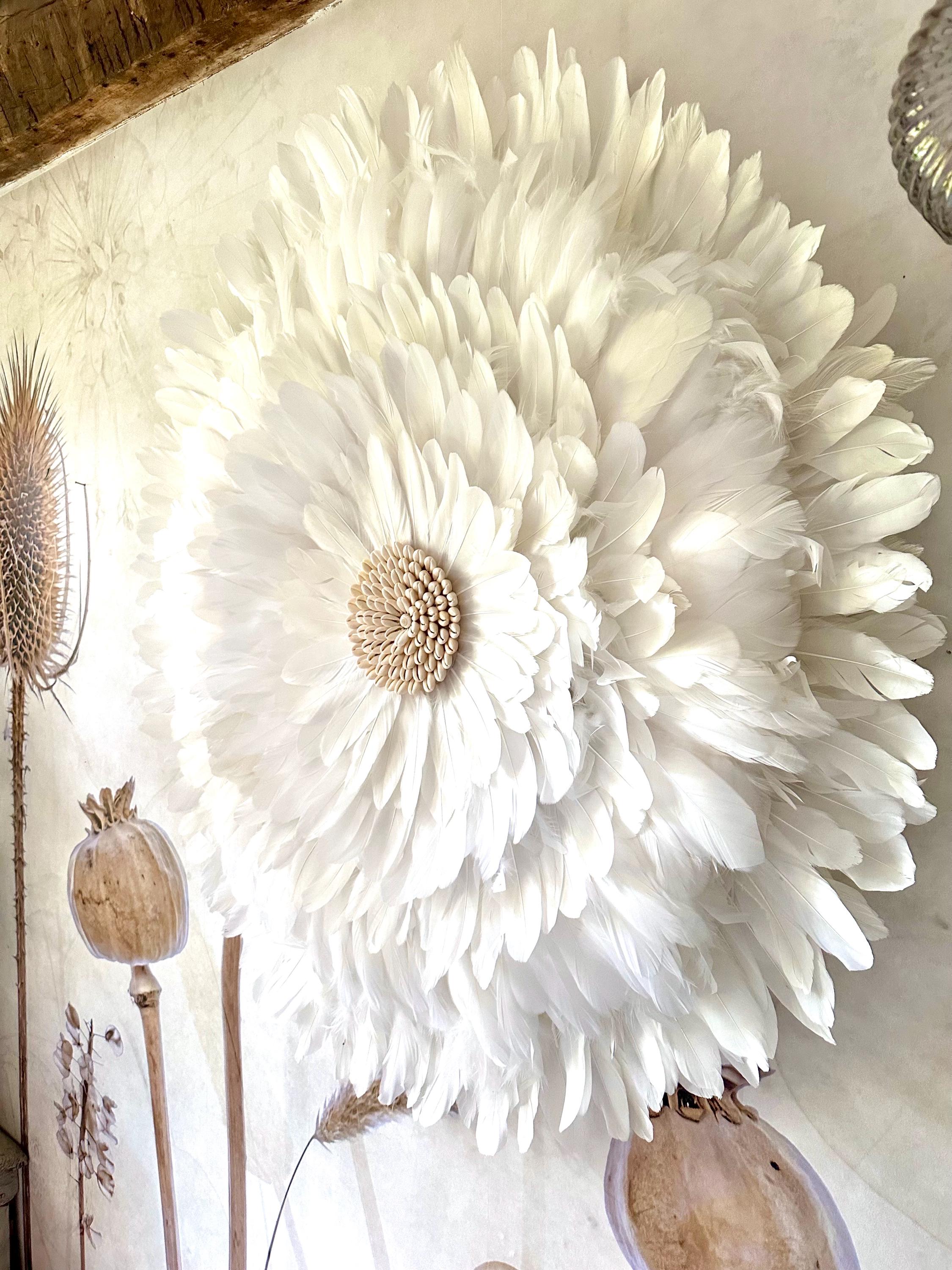 JujuHat « LE FANTOM SNOW » blanc xl – plumes naturelles – cœur en miroir ou coquillages cauris