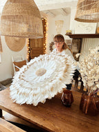 Jujuhat “Golden White” – décoration murale artisanale en plumes blanches, doré et cauris naturels