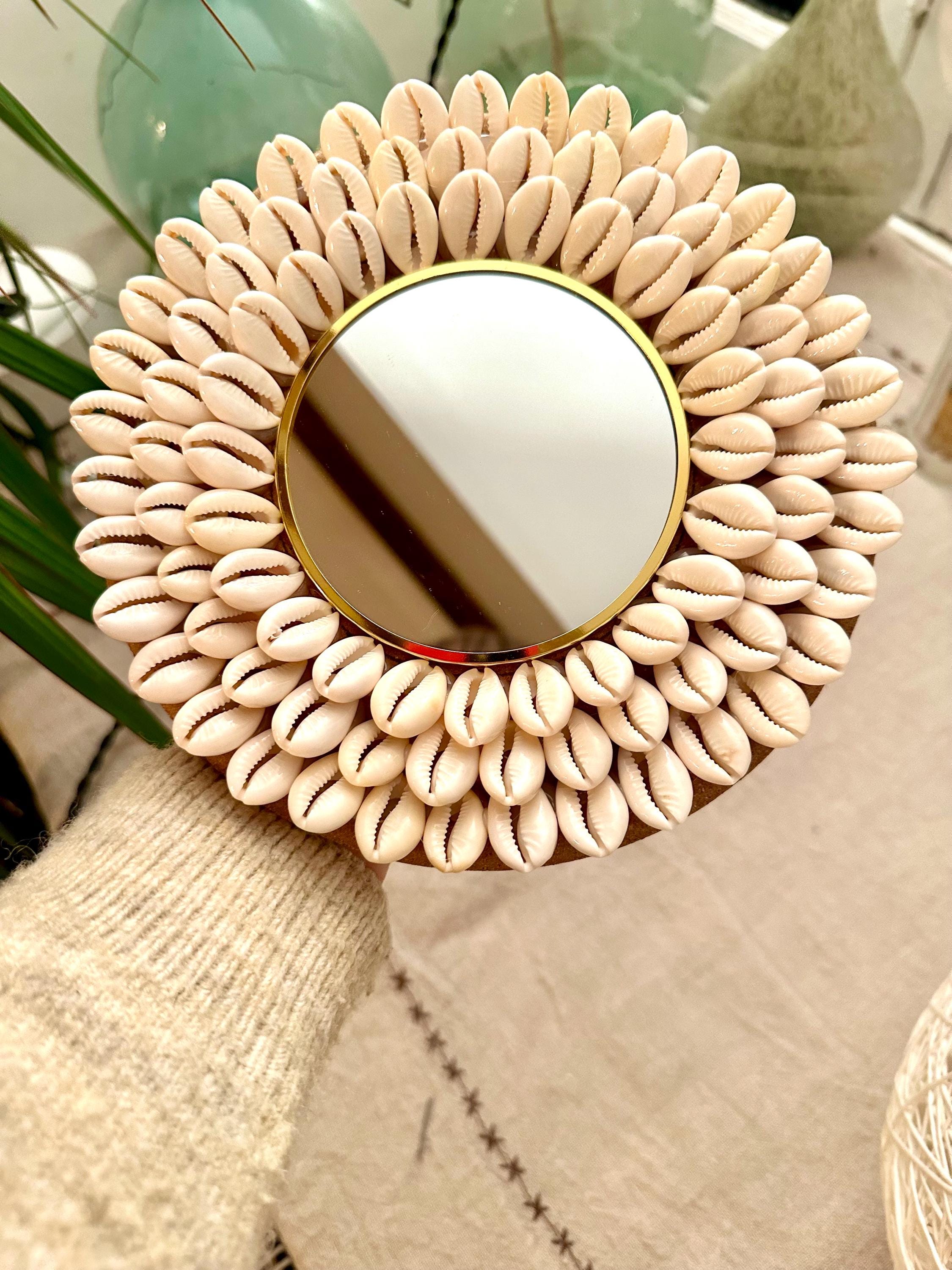 Trio LOVE – Juju Hat blanc, miroir en raphia doré et miroir coquillages naturels