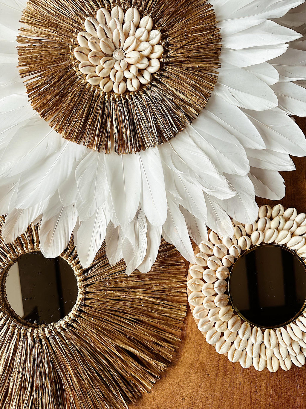 Trio LOVE – Juju Hat blanc, miroir en raphia doré et miroir coquillages naturels
