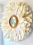 JUJUHAT IVORY BLOOM – miroir mural avec plumes blanches et cadre en rotin – déco bohème 63 cm