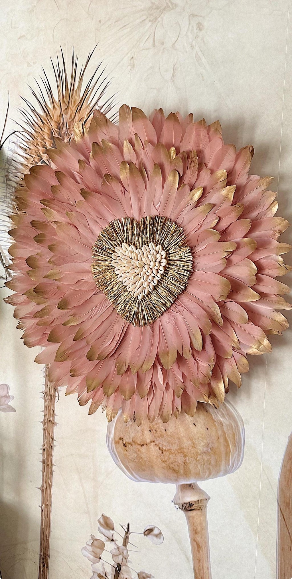 JUJUHAT « PINK D'AMOUR» plumes vieux rose et dorées + coeur raphia et coquillages