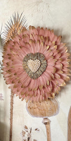 JUJUHAT « PINK D'AMOUR» plumes vieux rose et dorées + coeur raphia et coquillages
