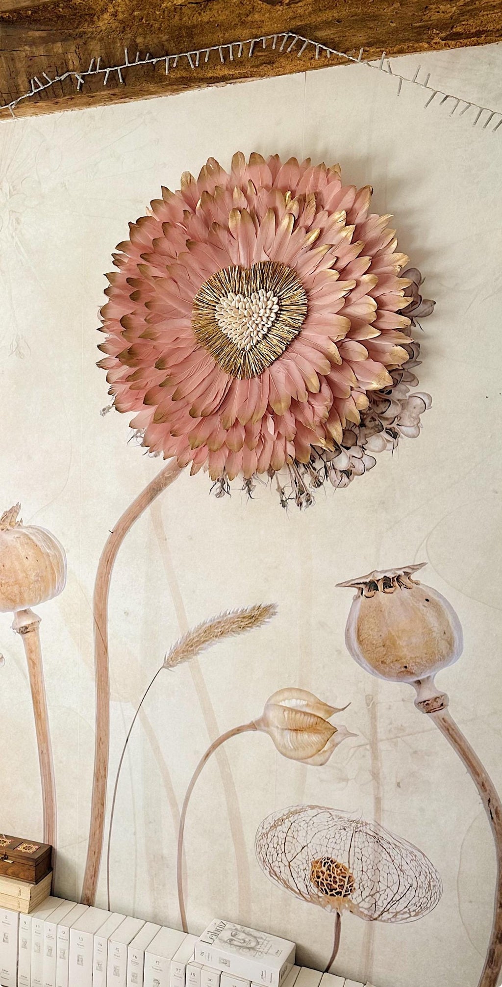 JUJUHAT « PINK D'AMOUR» plumes vieux rose et dorées + coeur raphia et coquillages