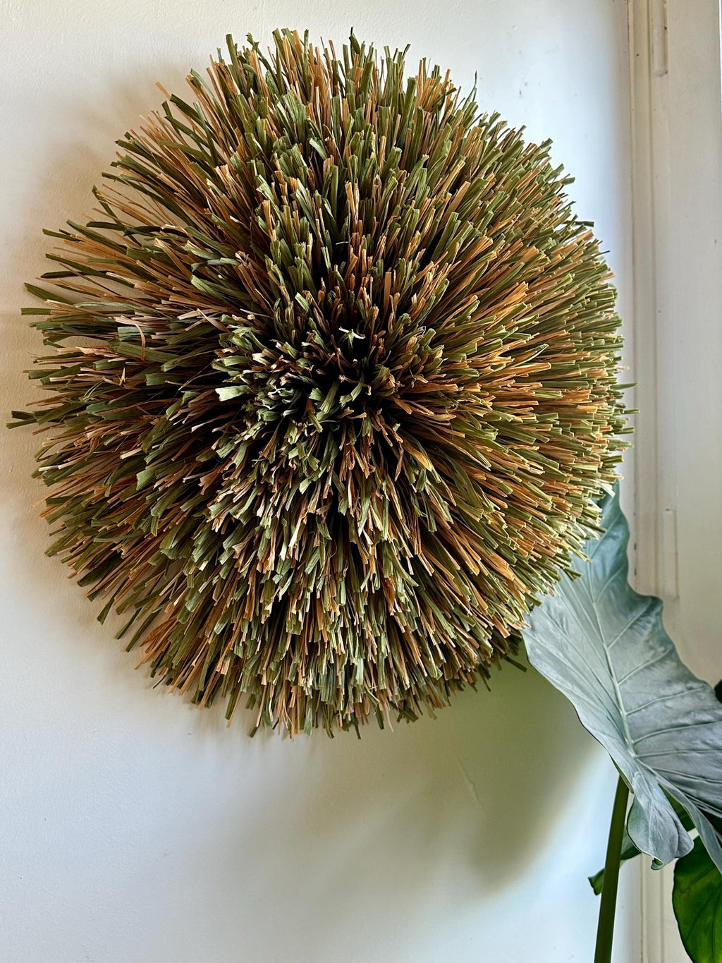Duo « POMPON GARDEN » – Déco murale artisanale en raphia vert olive et miroir naturel en jute (50 cm + 40 cm)