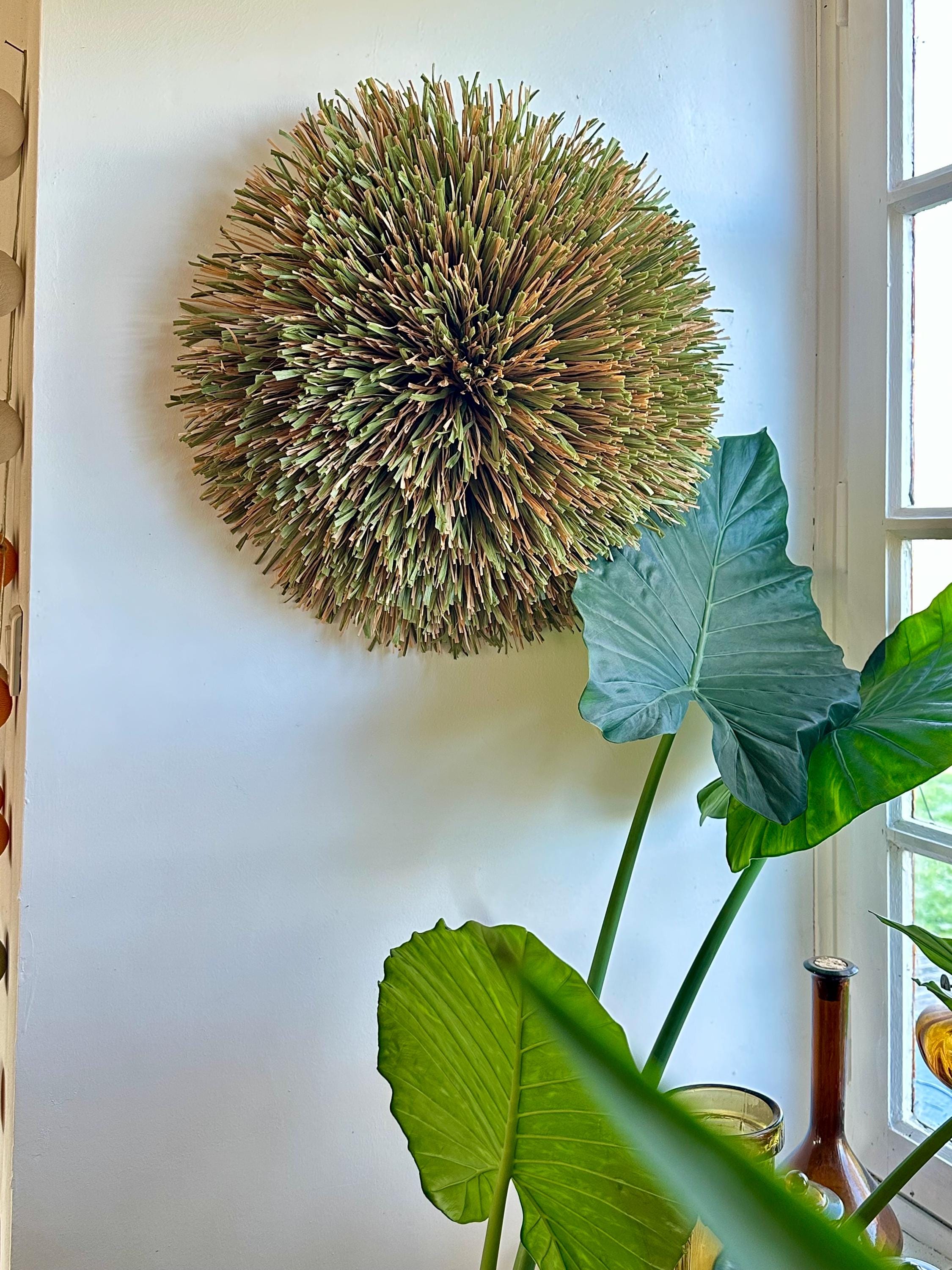 Duo « POMPON GARDEN » – Déco murale artisanale en raphia vert olive et miroir naturel en jute (50 cm + 40 cm)