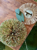Duo « POMPON GARDEN » – Déco murale artisanale en raphia vert olive et miroir naturel en jute (50 cm + 40 cm)