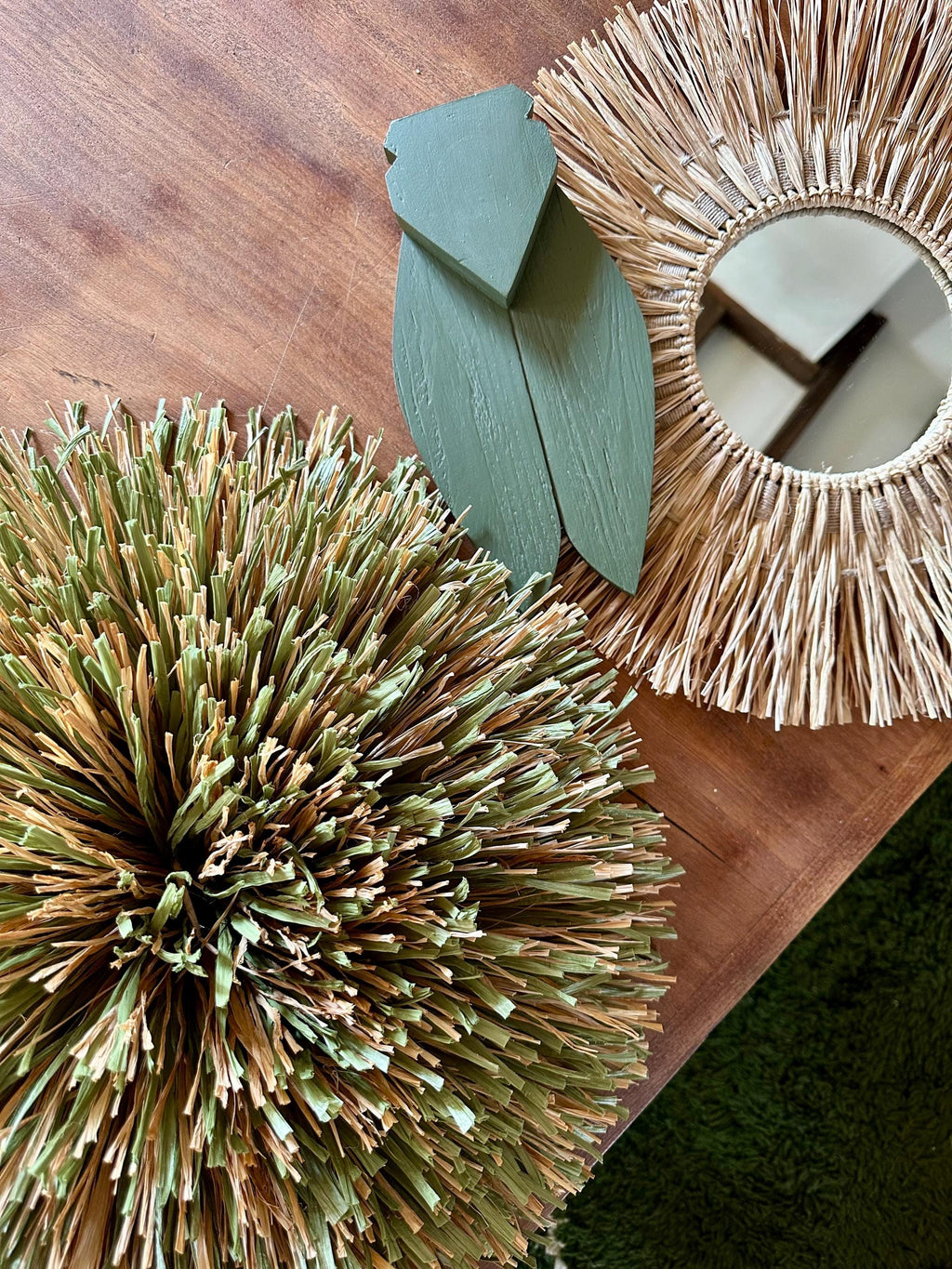 Duo « POMPON GARDEN » – Déco murale artisanale en raphia vert olive et miroir naturel en jute (50 cm + 40 cm)