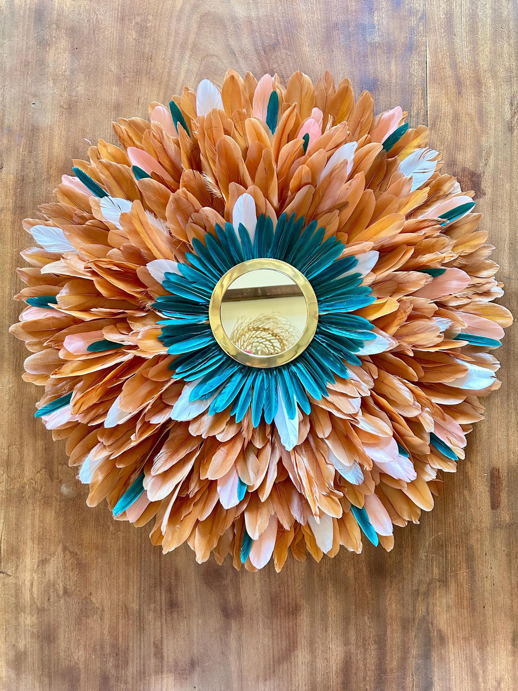 JUJU HAT Le MANHATTAN – plumes miel, bleu paon et cœur doré – décoration murale 80 cm