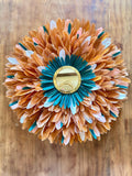 JUJU HAT Le MANHATTAN – plumes miel, bleu paon et cœur doré – décoration murale 80 cm