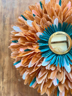 JUJU HAT Le MANHATTAN – plumes miel, bleu paon et cœur doré – décoration murale 80 cm
