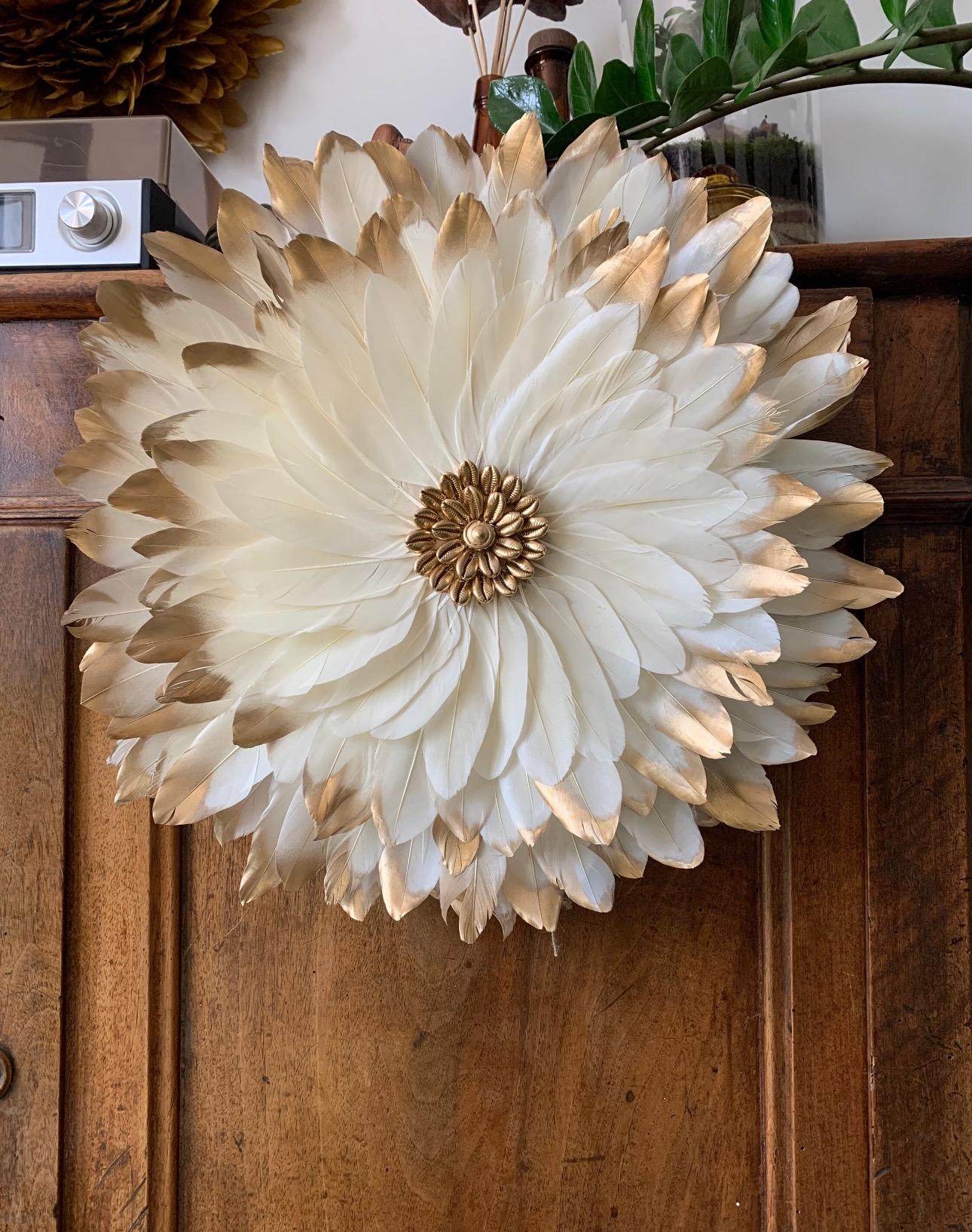 JUJUHAT "GOLDEN NUDE" en plumes beiges aux pointes dorées et son coeur en coquillages cauris