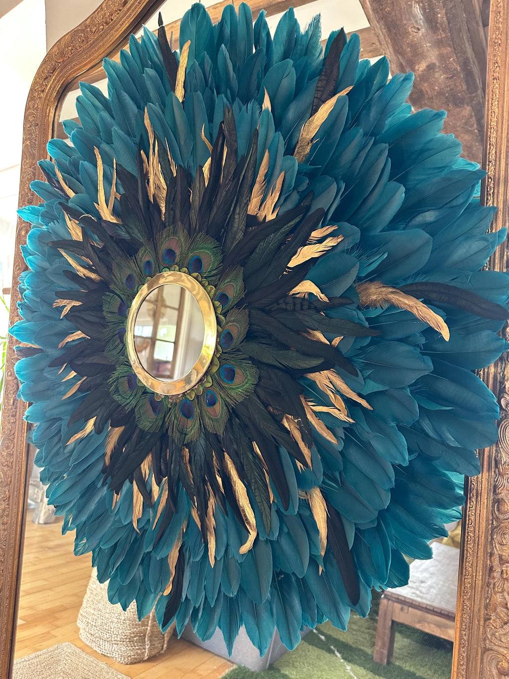 Juju Hat “LE MAJESTIC” – Plumes bleu paon, dorées et noires – Miroir doré en laiton – Déco murale ethnique chic – 50, 65 ou 80cm