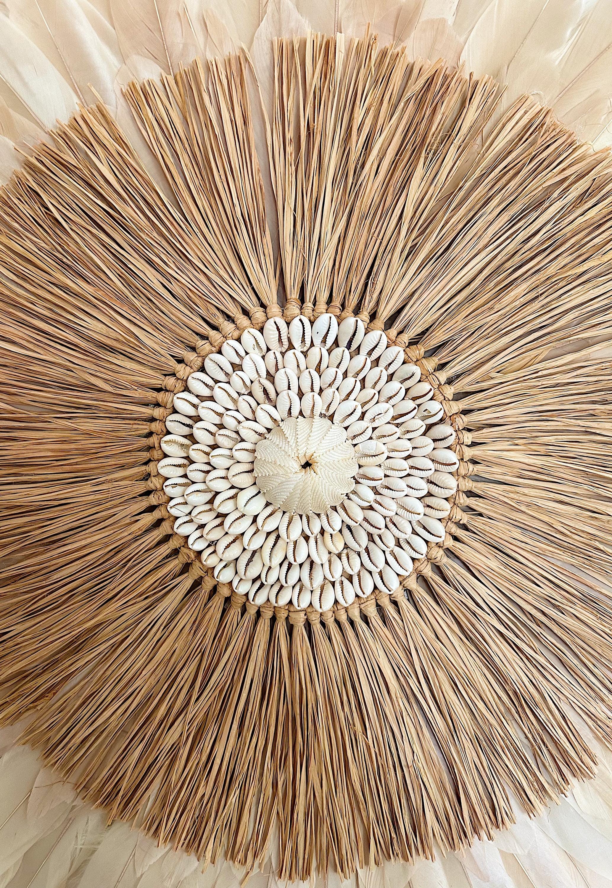 JUJUHAT Le ZANZIBAR – Déco murale XXL en plumes naturelles sable et raphia tressé avec coquillages
