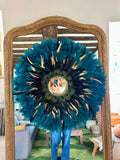 Juju Hat “LE MAJESTIC” – Plumes bleu paon, dorées et noires – Miroir doré en laiton – Déco murale ethnique chic – 50, 65 ou 80cm