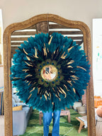 Juju Hat “LE MAJESTIC” – Plumes bleu paon, dorées et noires – Miroir doré en laiton – Déco murale ethnique chic – 50, 65 ou 80cm