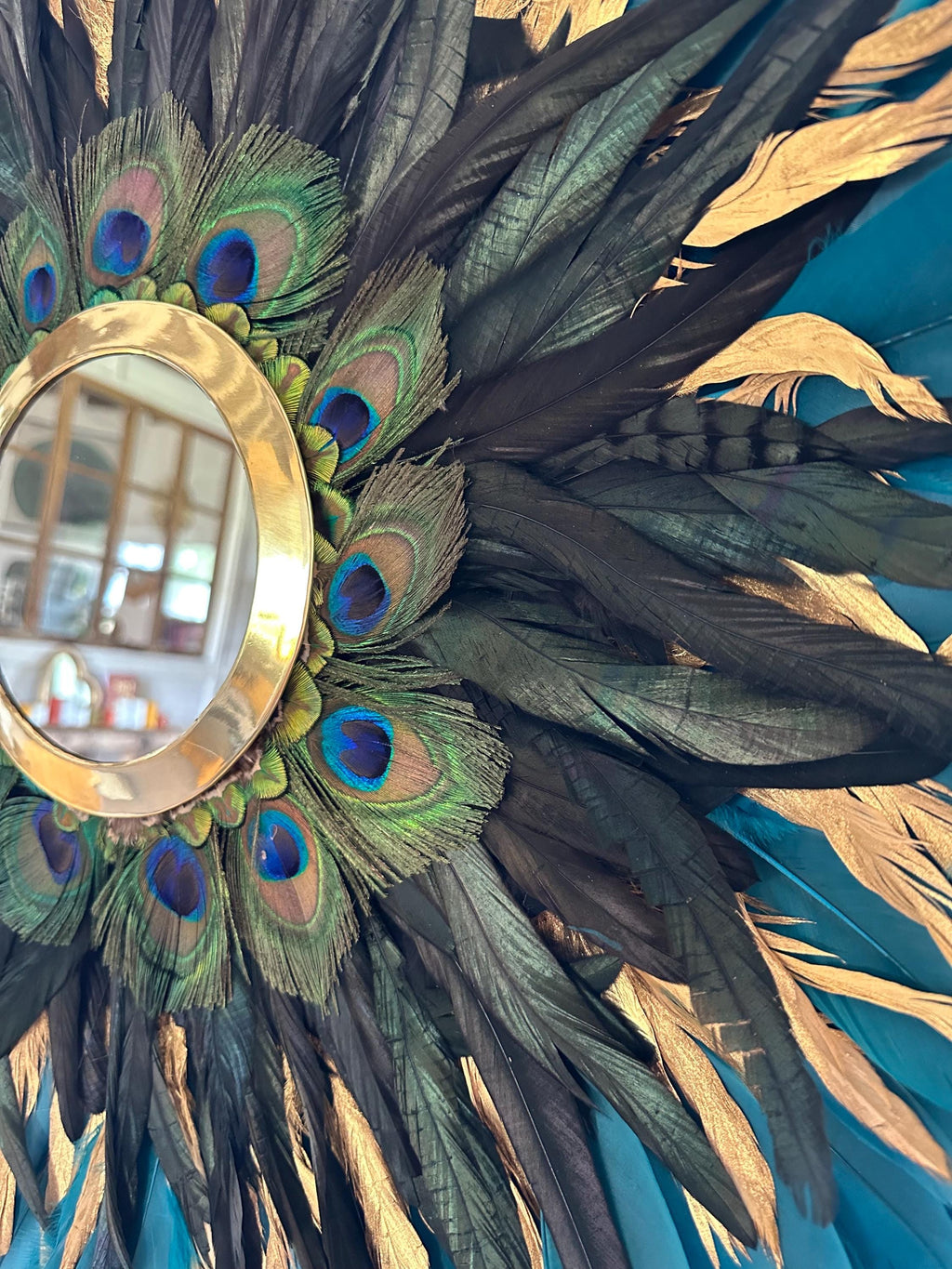 Juju Hat “LE MAJESTIC” – Plumes bleu paon, dorées et noires – Miroir doré en laiton – Déco murale ethnique chic – 50, 65 ou 80cm