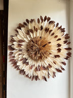 Juju Hat “LE SABA” – Plumes crème et chocolat – Pompon en raphia naturel – Déco murale bohème ethnique chic – Fait main – 65 cm