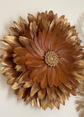 JUJUHAT "GOLDEN CHOCOLAT" avec ses plumes marron aux pointes dorées et son coeur en coquillages cauris dorés