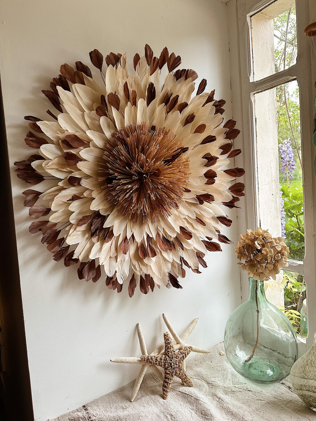 Juju Hat “LE SABA” – Plumes crème et chocolat – Pompon en raphia naturel – Déco murale bohème ethnique chic – Fait main – 65 cm
