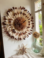 Juju Hat “LE SABA” – Plumes crème et chocolat – Pompon en raphia naturel – Déco murale bohème ethnique chic – Fait main – 65 cm