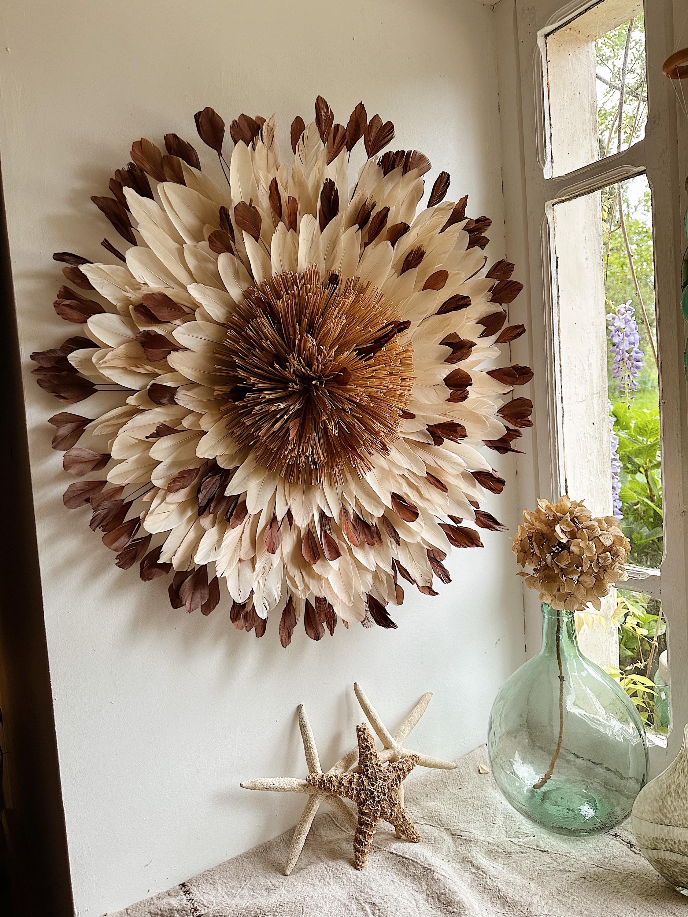 Juju Hat “LE SABA” – Plumes crème et chocolat – Pompon en raphia naturel – Déco murale bohème ethnique chic – Fait main – 65 cm