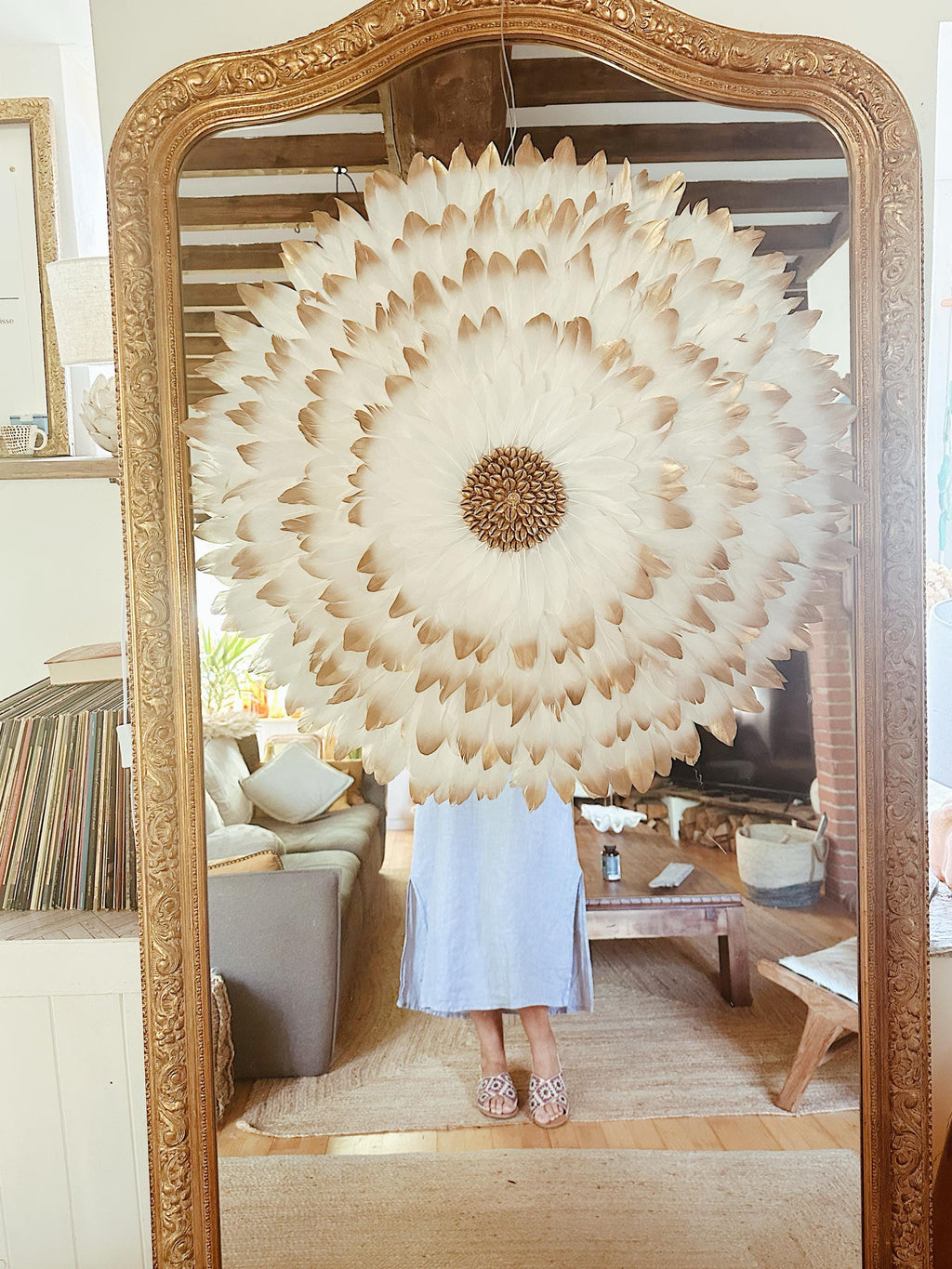 Jujuhat “Golden White” – décoration murale artisanale en plumes blanches, doré et cauris naturels