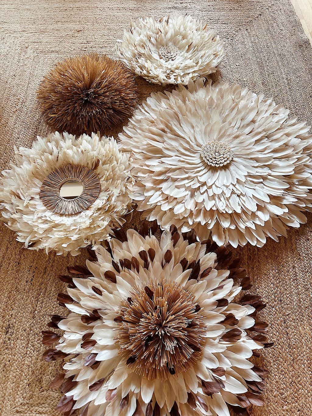 Composition murale DUNE SAUVAGE – Ensemble de 5 Juju Hats en plumes naturelles et raphia – Déco murale bohème artisanale