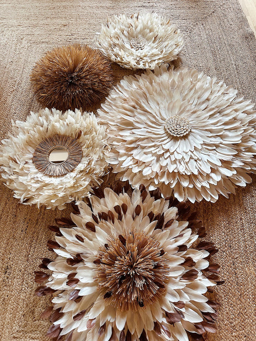 Composition murale DUNE SAUVAGE – Ensemble de 5 Juju Hats en plumes naturelles et raphia – Déco murale bohème artisanale