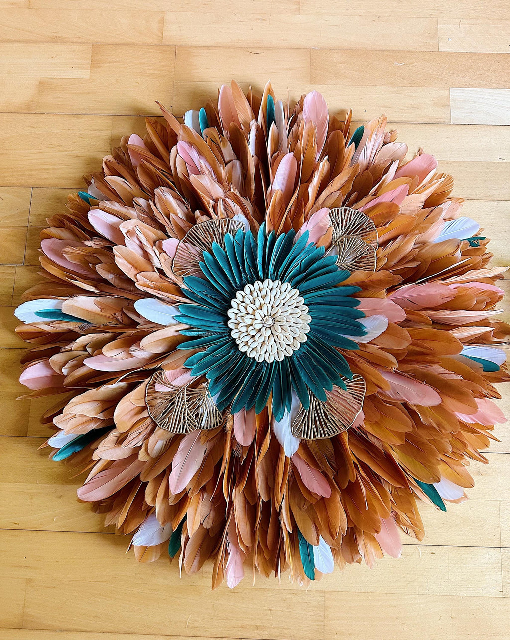 Juju Hat LE MANHATTAN – Décoration murale en plumes marron et cœur doré – Style Art déco bohème chic