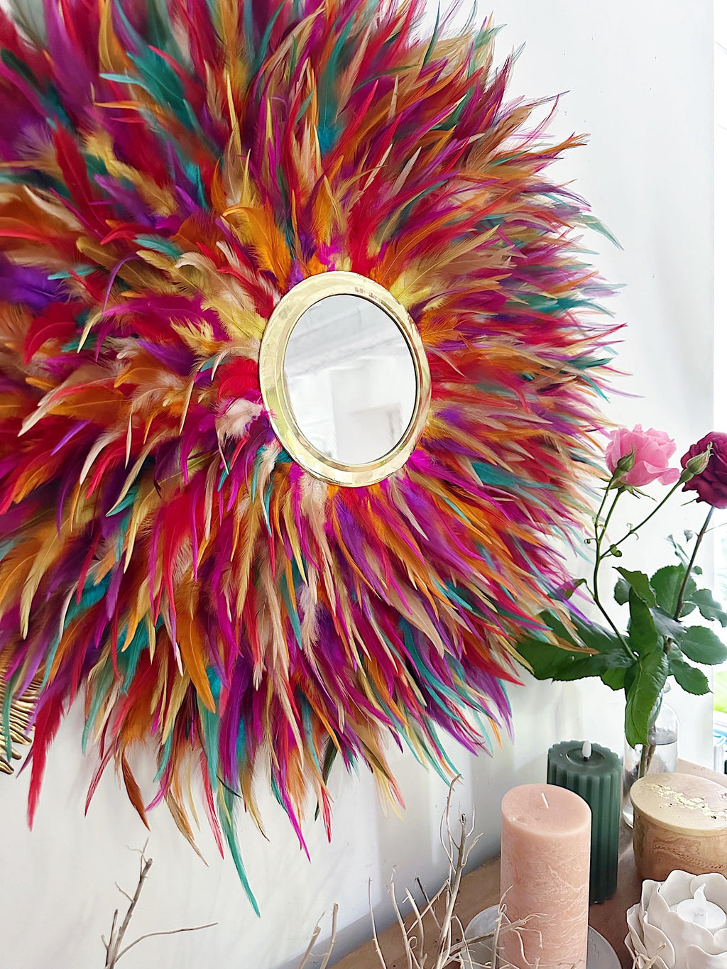 JUJUHAT Feu d’Artifice – Déco murale en plumes multicolores avec miroir doré – 70 cm