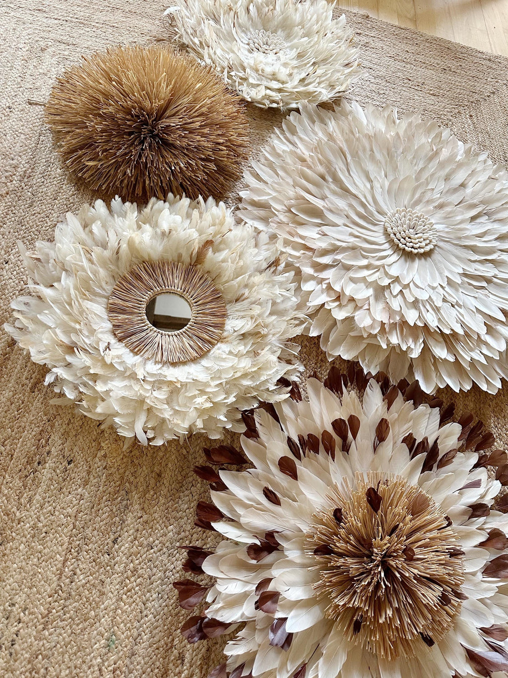 Composition murale DUNE SAUVAGE – Ensemble de 5 Juju Hats en plumes naturelles et raphia – Déco murale bohème artisanale
