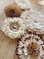 Composition murale DUNE SAUVAGE – Ensemble de 5 Juju Hats en plumes naturelles et raphia – Déco murale bohème artisanale