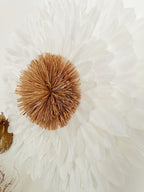 JUJUHAT LE NAMIBIA – Déco murale bohème en plumes blanches et pompon en raphia naturel – 65 ou 80 cm