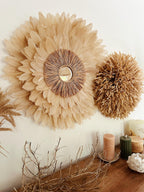 Duo mural Hello & Pompon Raphia – Juju Hat en plumes naturelles et pompon beige – Déco murale bohème artisanale