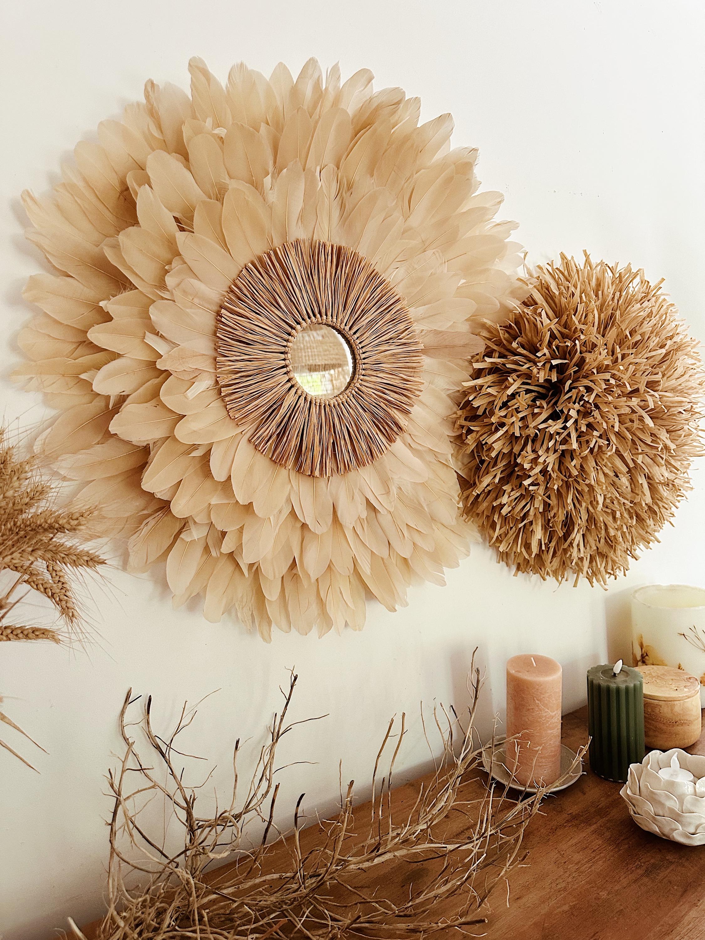 Duo mural Hello & Pompon Raphia – Juju Hat en plumes naturelles et pompon beige – Déco murale bohème artisanale