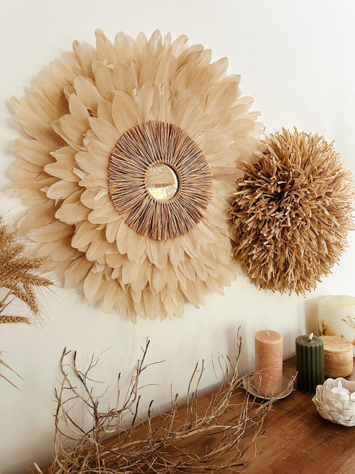 Duo mural Hello & Pompon Raphia – Juju Hat en plumes naturelles et pompon beige – Déco murale bohème artisanale