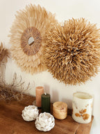 Duo mural Hello & Pompon Raphia – Juju Hat en plumes naturelles et pompon beige – Déco murale bohème artisanale