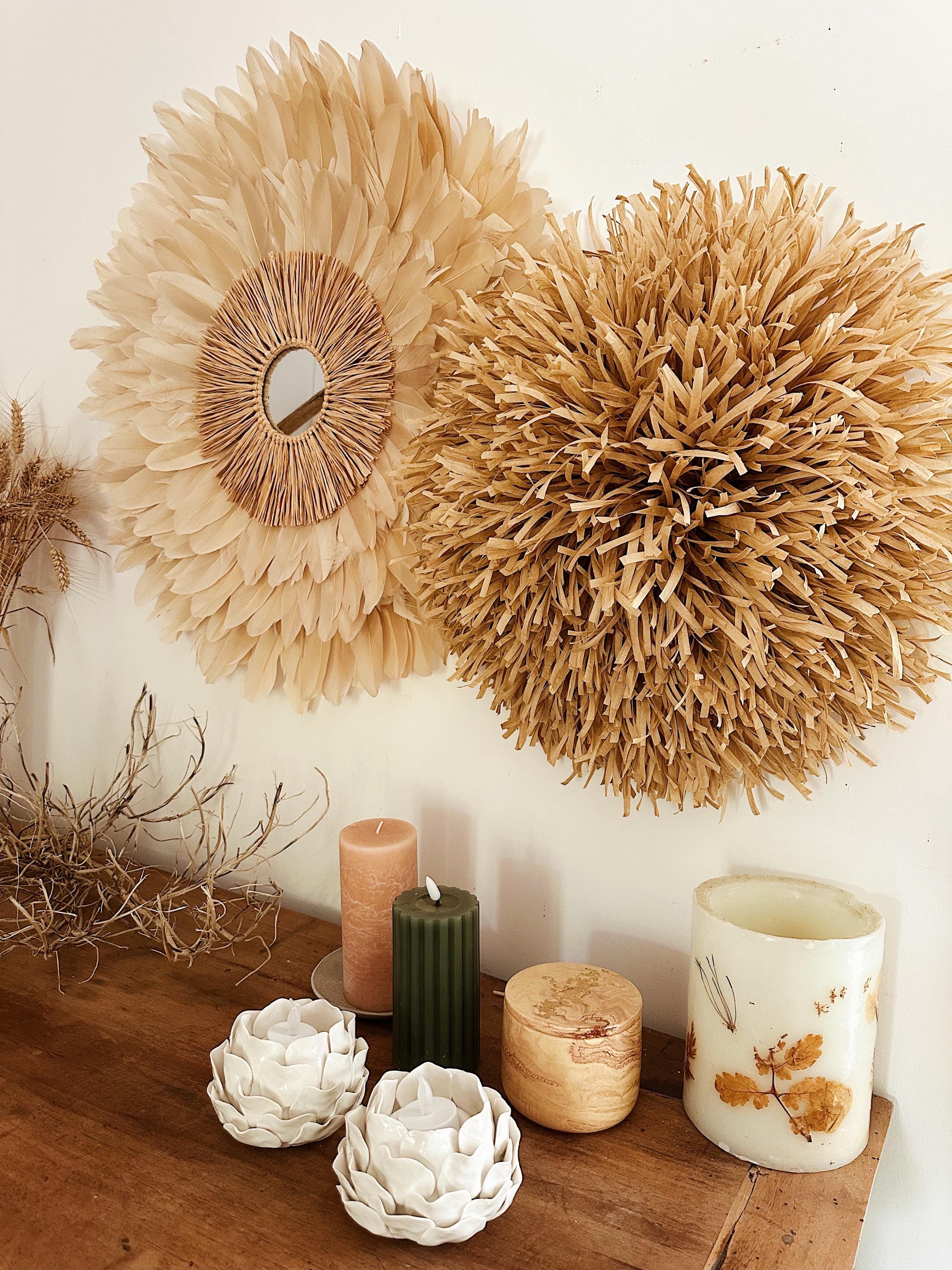 Duo mural Hello & Pompon Raphia – Juju Hat en plumes naturelles et pompon beige – Déco murale bohème artisanale