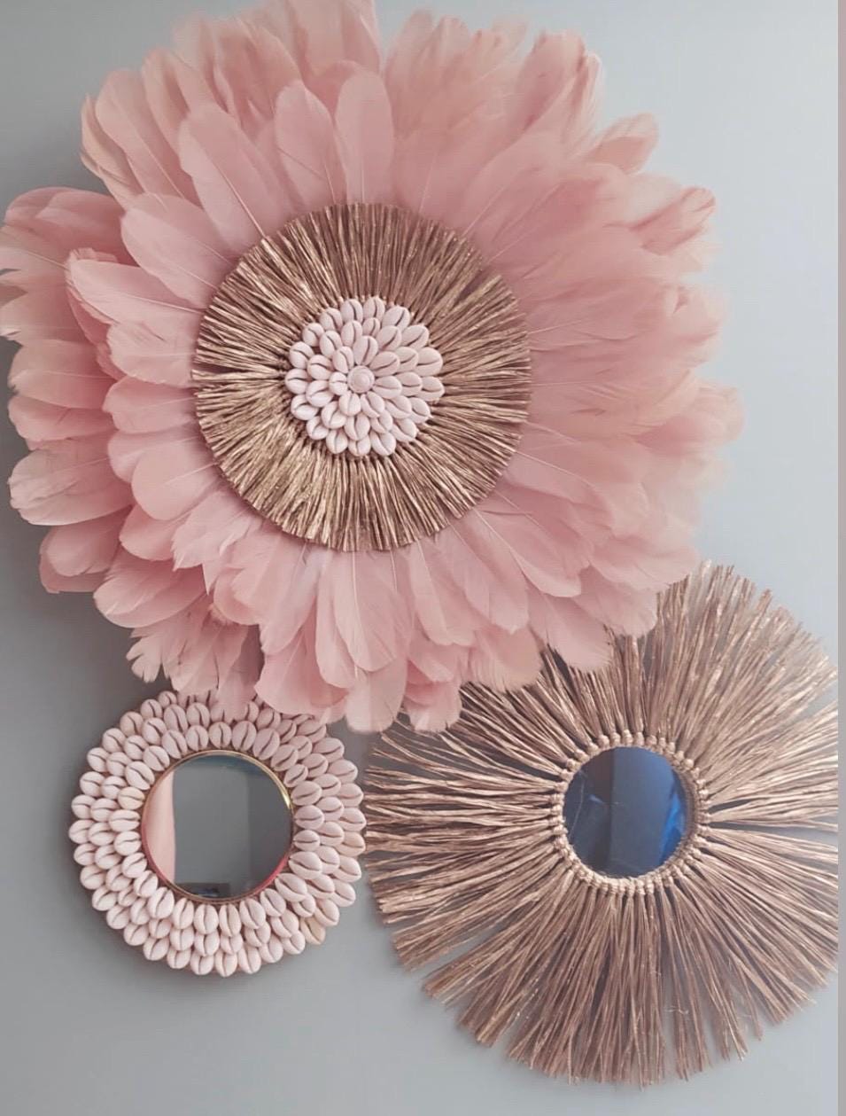 Trio TENDRE rose – JujuHat rose, miroir en raphia doré et miroir coquillages naturels