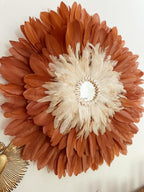 LE MACCHIATO – Juju hat terracotta et crème avec miroir central et contour en cauris – Déco murale en plumes naturelles
