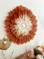 LE MACCHIATO – Juju hat terracotta et crème avec miroir central et contour en cauris – Déco murale en plumes naturelles