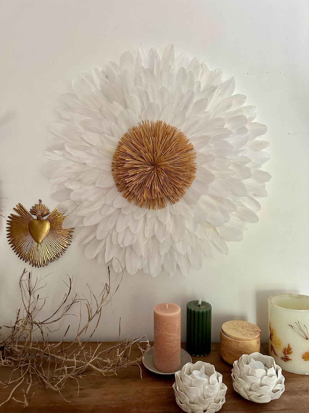 JUJUHAT LE NAMIBIA – Déco murale bohème en plumes blanches et pompon en raphia naturel – 65 ou 80 cm