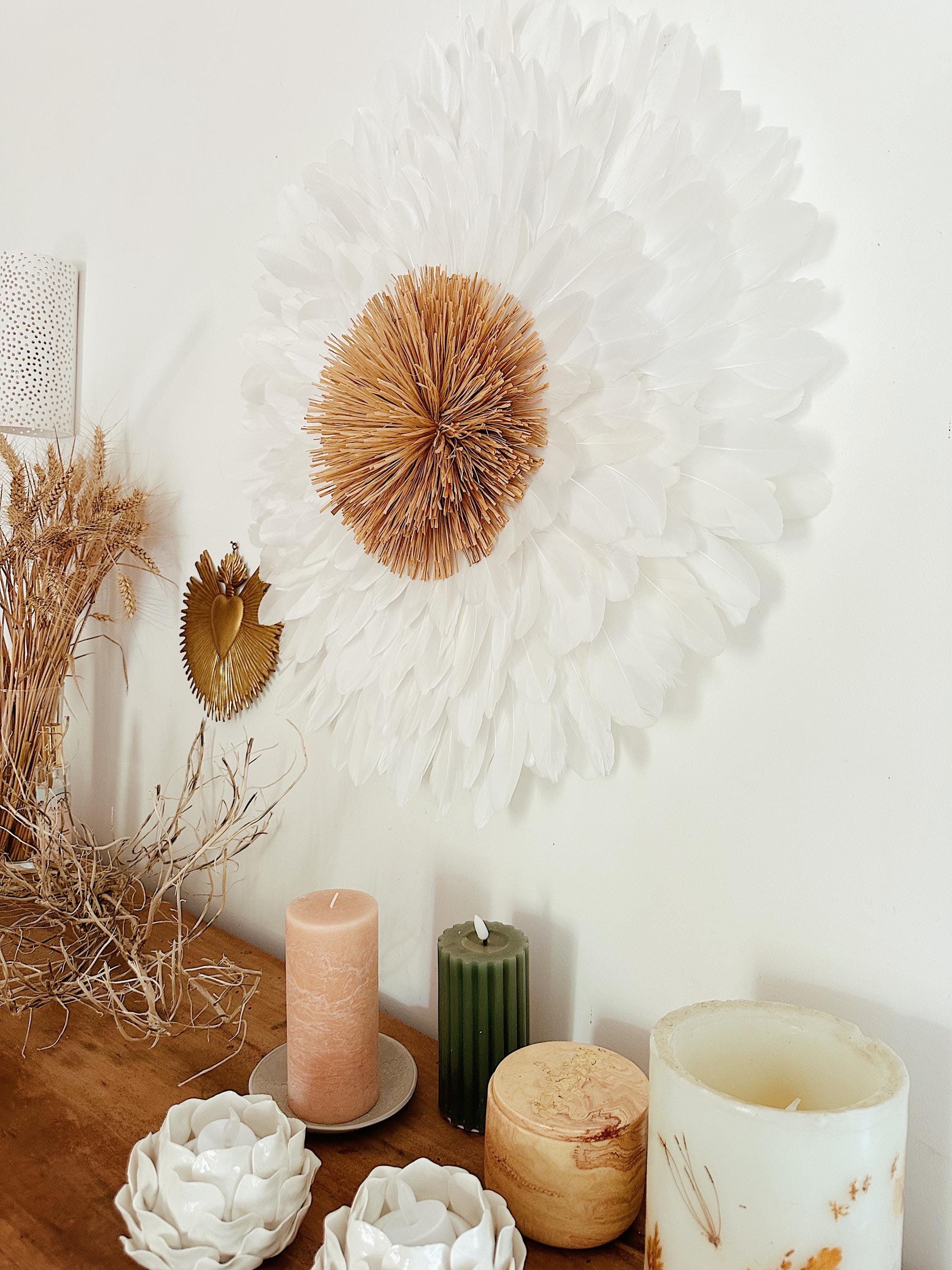 JUJUHAT LE NAMIBIA – Déco murale bohème en plumes blanches et pompon en raphia naturel – 65 ou 80 cm